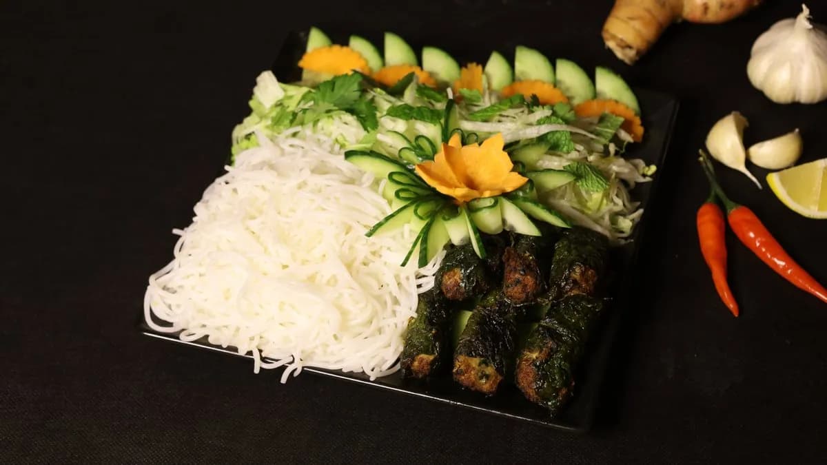 Hideg rizs tészta cérnametélt bételleveles sertéshússal,édes-savanyú szósszal