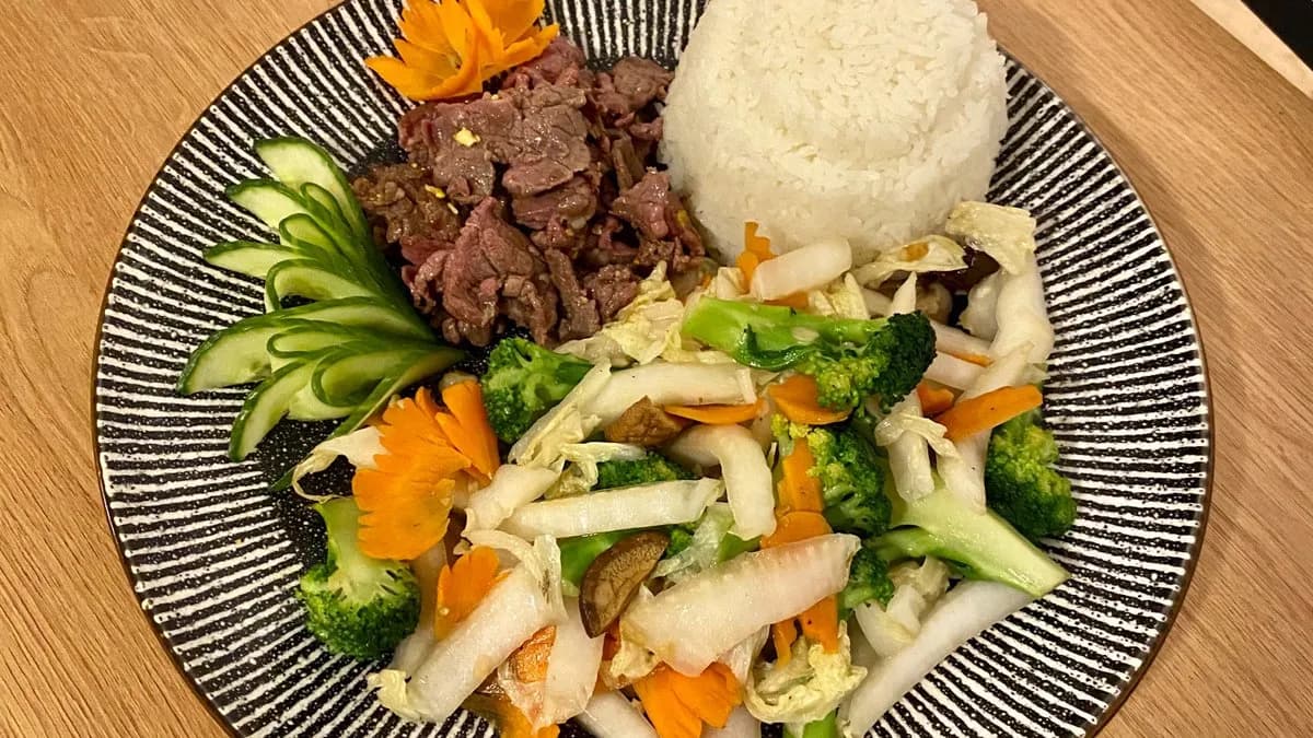 Wokban sült marhahús jázminrizzsel,zöldséggel (com trang bo xao rau)