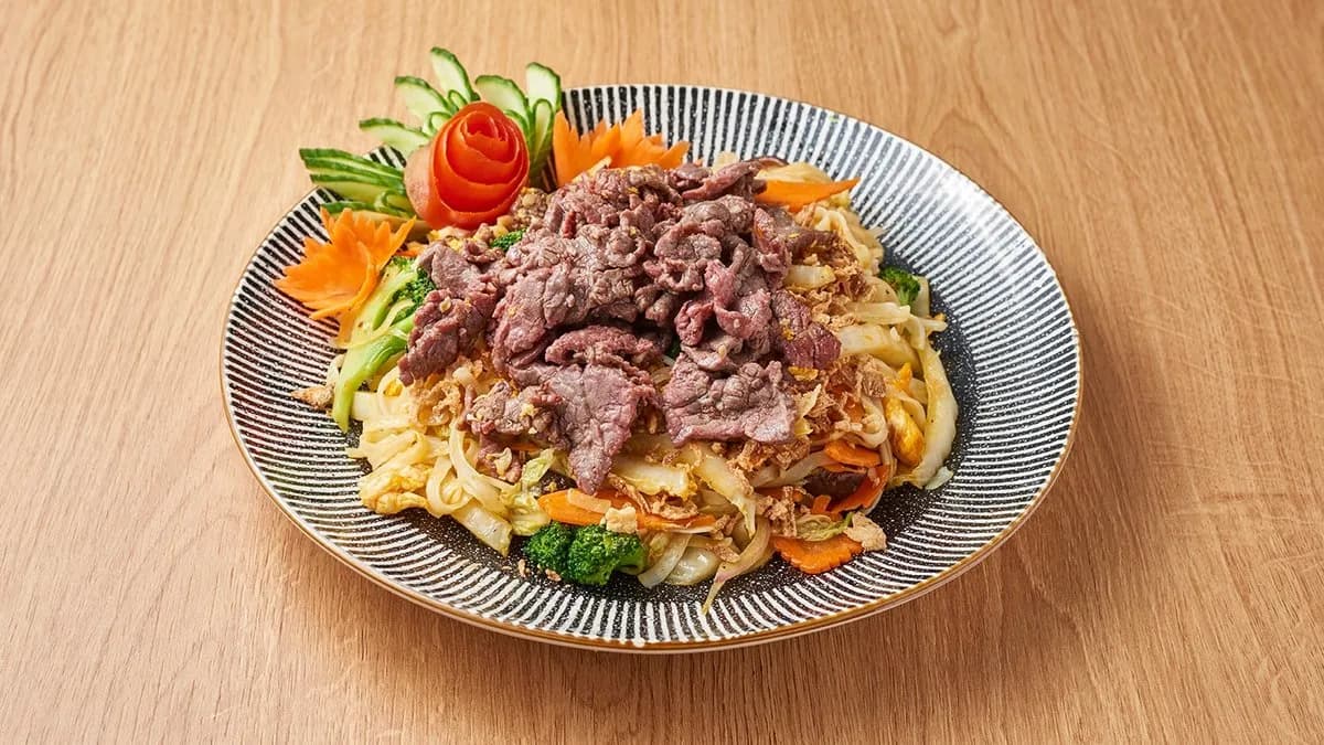 Sült Pho tészta marhahússal,zöldséggel (pho xao bo)