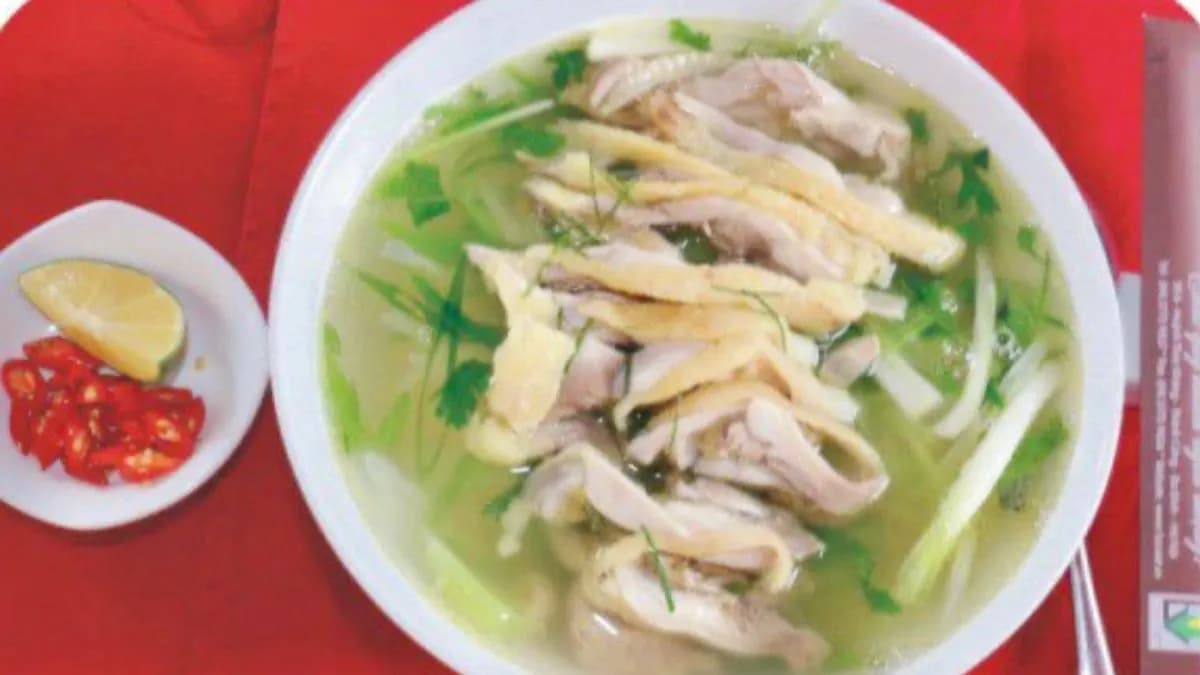 Rizs cérnametélt leves csirkehússal (bun ga)