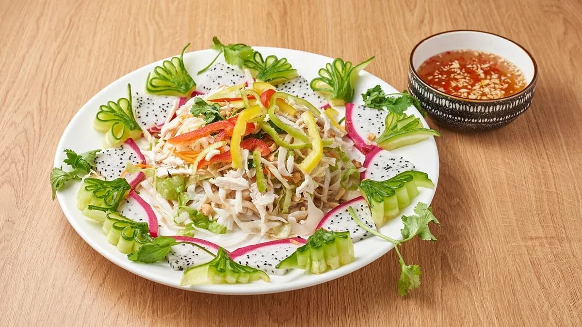 Hideg rizs cérnametélt csirkehússal keverve,édes-savanyú szósszal