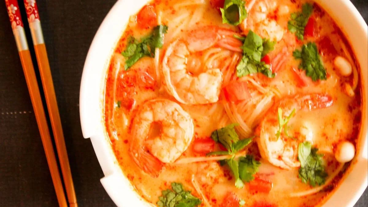 Tom yum leves rizs cérnametélt rákkal (bun tomyum)