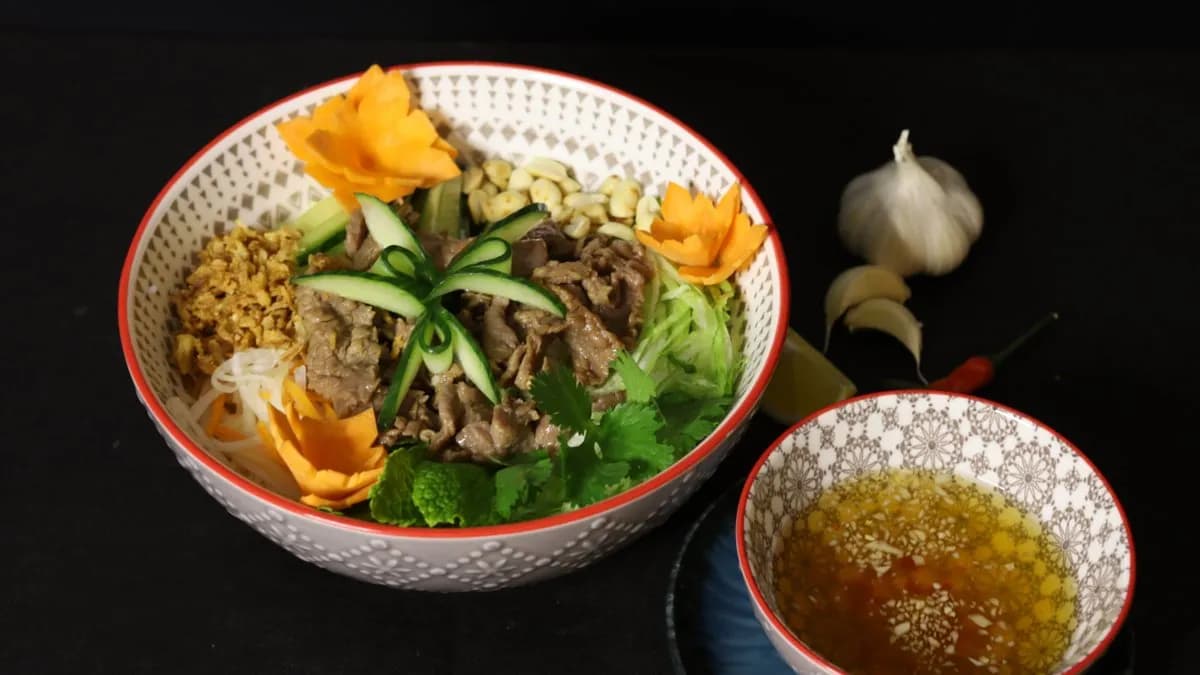 Hideg rizs tészta cérnametélt marhahússal keverve,édes-savanyú szósszal