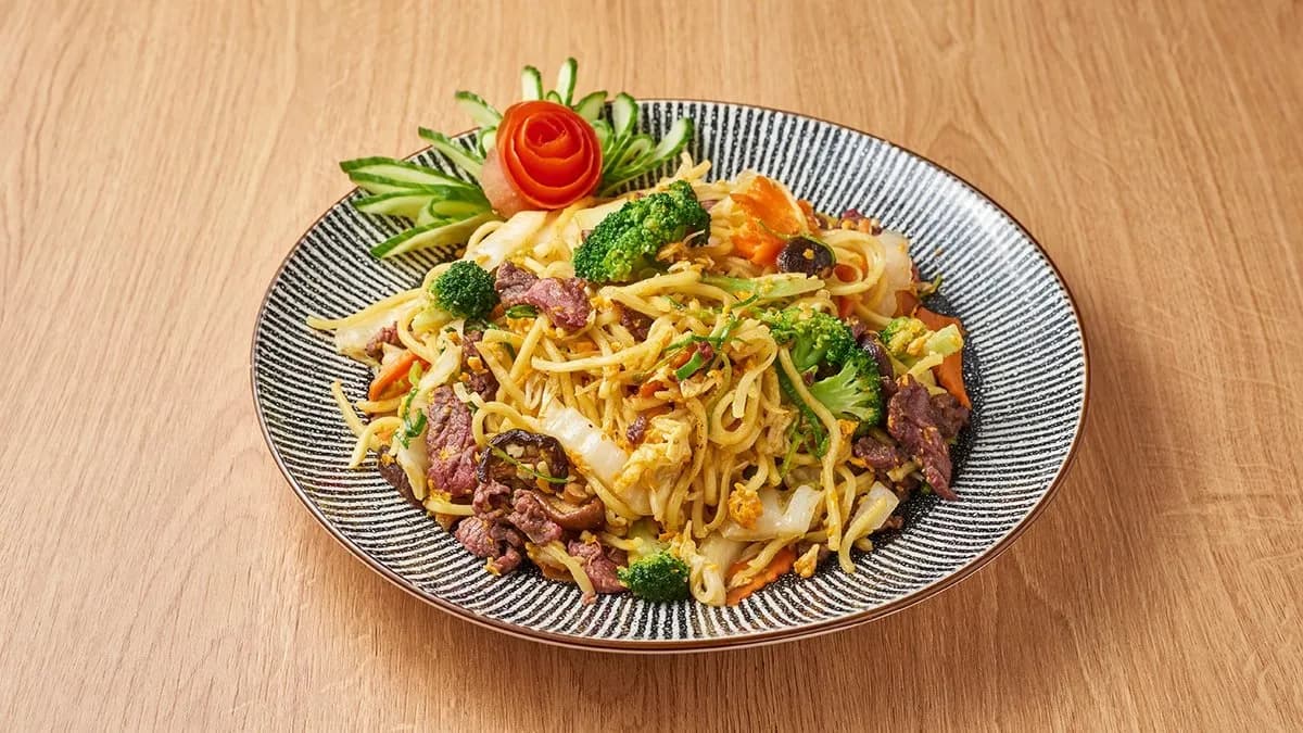 Sült tojásostészta marhahússal,zöldséggel (mi xao bo)