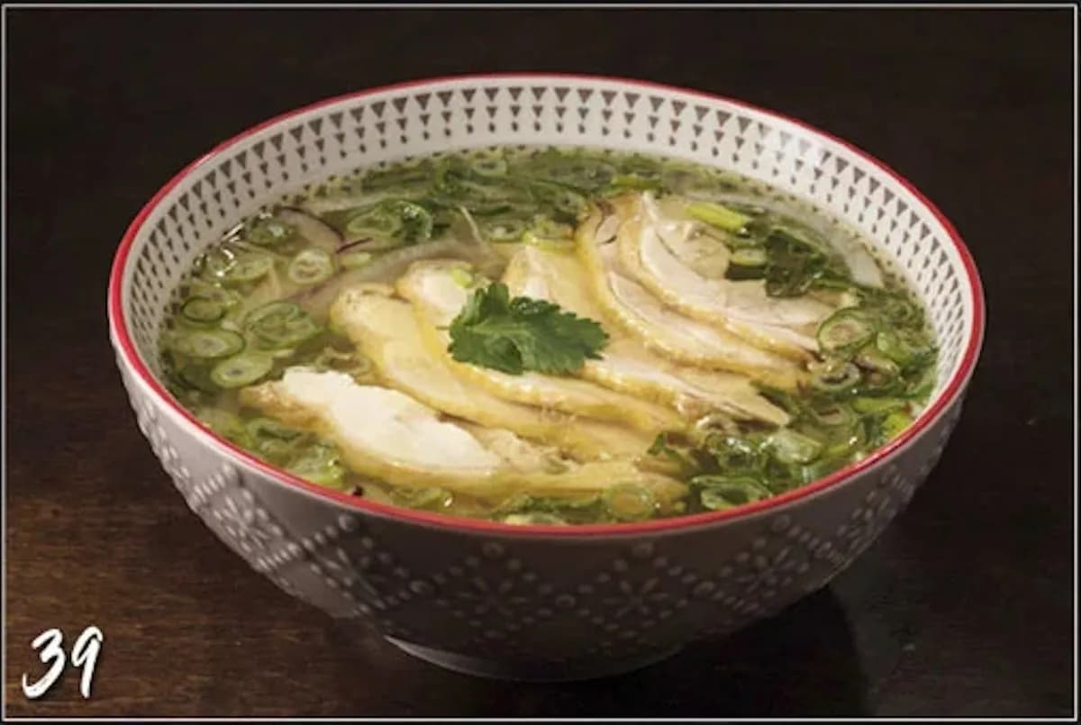 Tojásostészta leves marhahússal (mi bo)