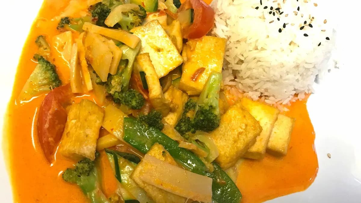 H21 Red curry tofu with vegetables with rice