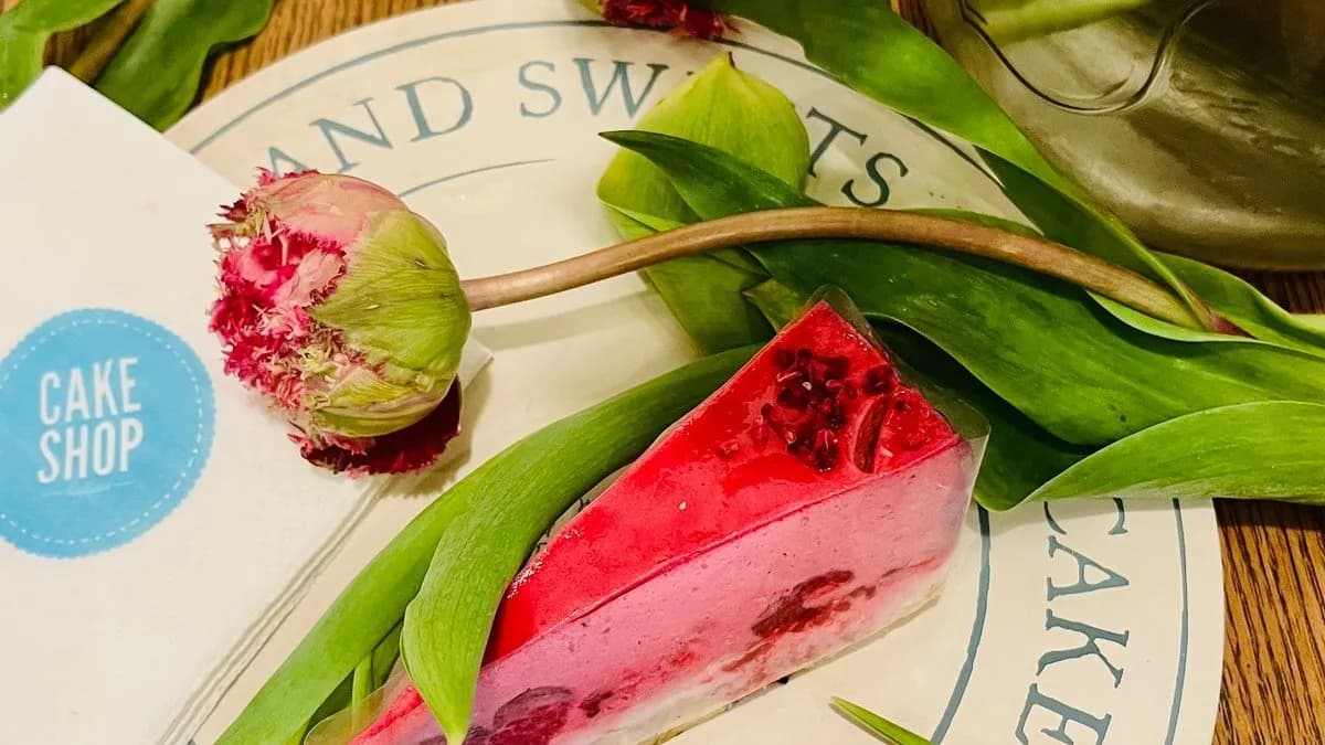 Tortaszelet + 1 szál virág. Csodálatos ajándék Édesanyáknak/barátokna/Kollegának