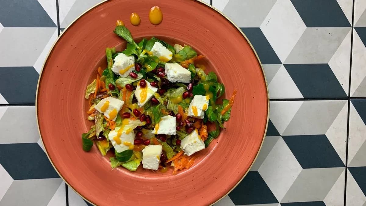 Kecskesajtos saláta dióval, gránátalmával és mangószósszal