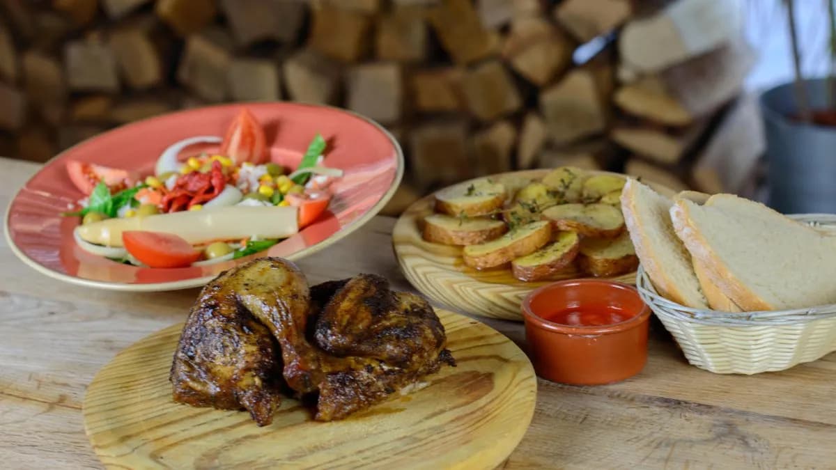 Fél csirke + krumpli + szósz + kenyér + kevert saláta