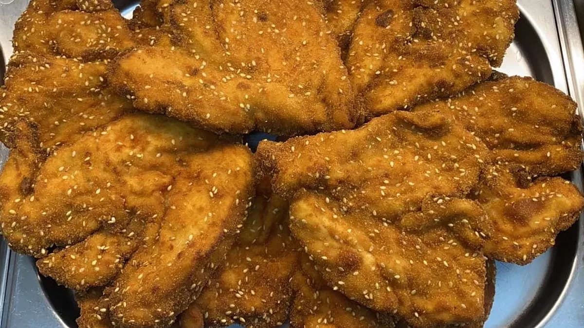 Szezámos rántott csirkemell körettel