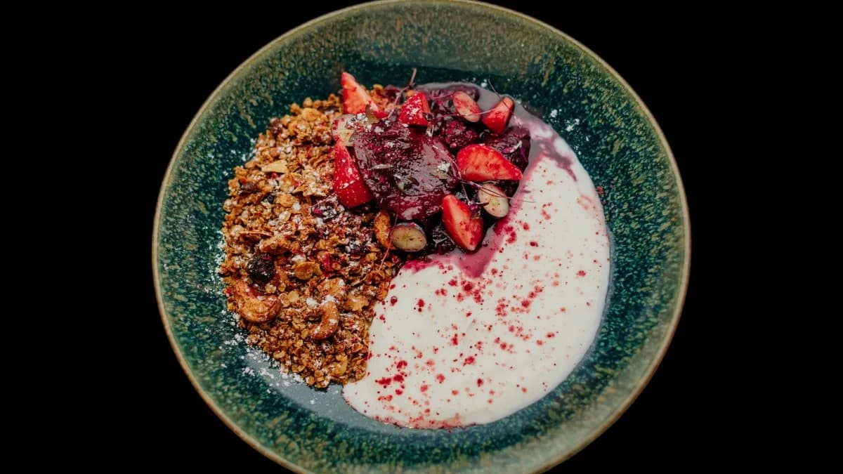 Házi granola joghurt, vörösboros párolt szilva, erdei gyümölcs kompót