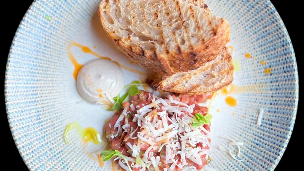 Beef tartare ropogós kenyérrel és parmezánnal