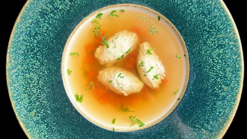 Csirke konsomme csirke quenellel, tésztával és zöldségekkel