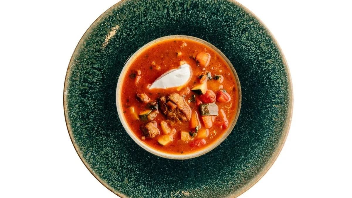 Gulyásleves füstölt tejföllel és kovászos kenyérrel tálalva