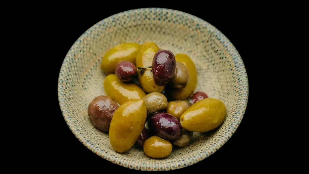 Olivabogyó válogatás marinált zöldfűszerekkel