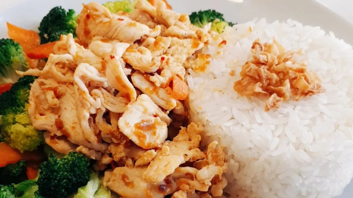Cơm gà xào cay