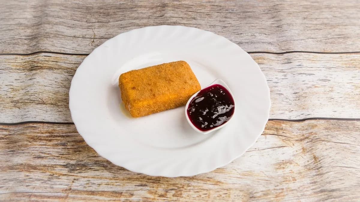 Rántott camembert áfonyával