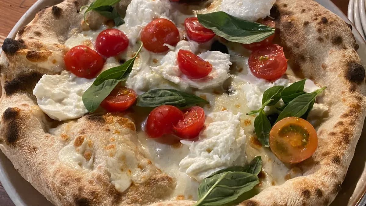 Bianca con pomodorini bufala e basilico fresco