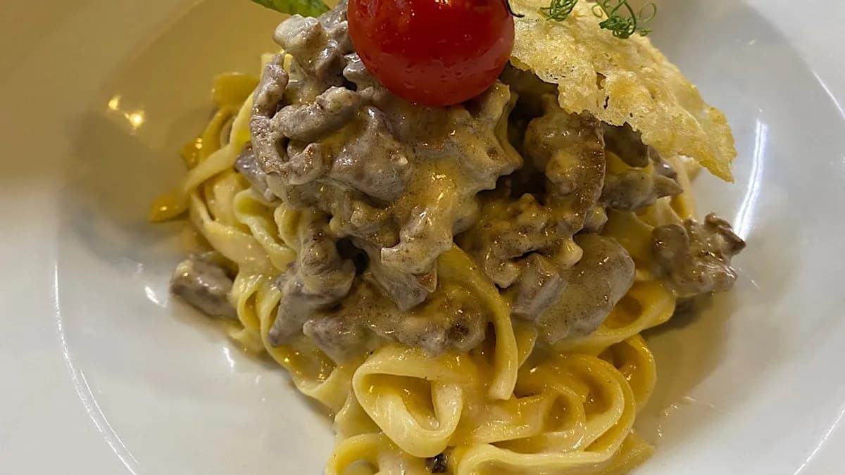Tagliatelle con straccetti angus e crema di parmigiano