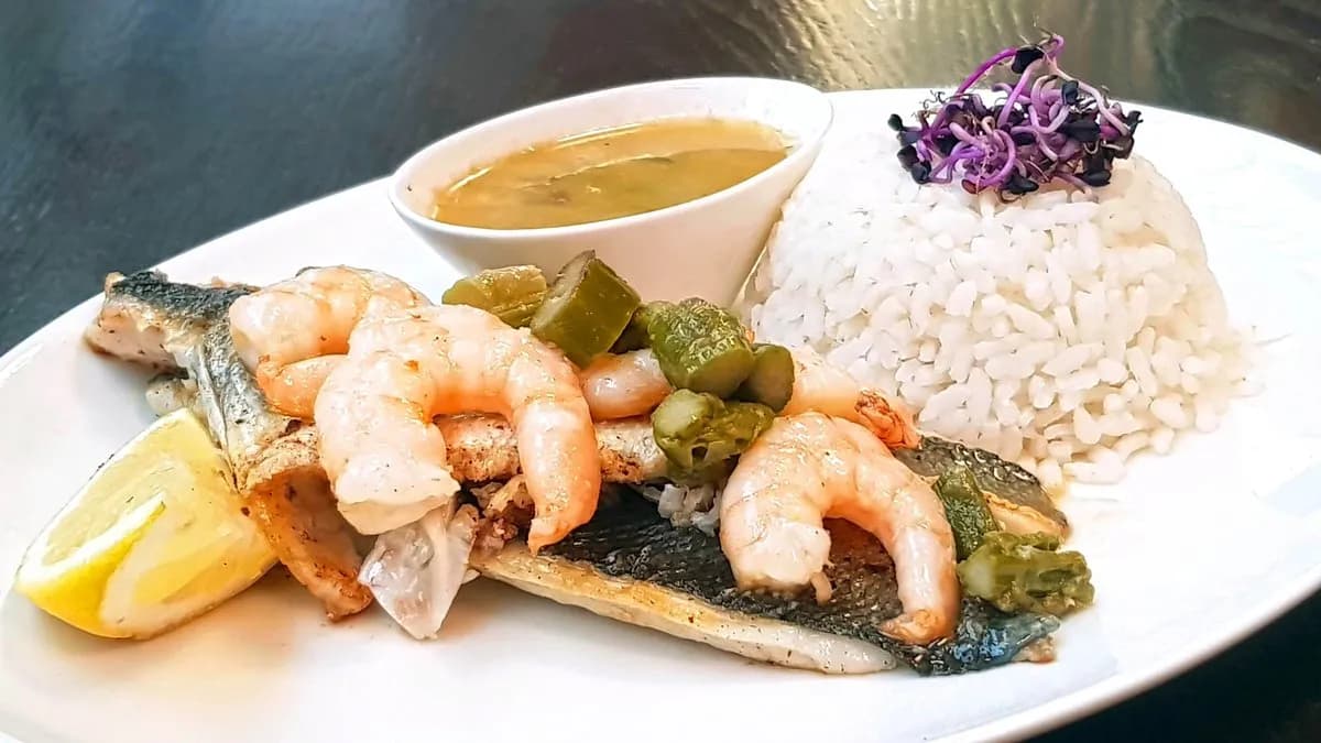 Filetto di Branzino con Gamberi e Asparagi in salsa al Vino Bianco