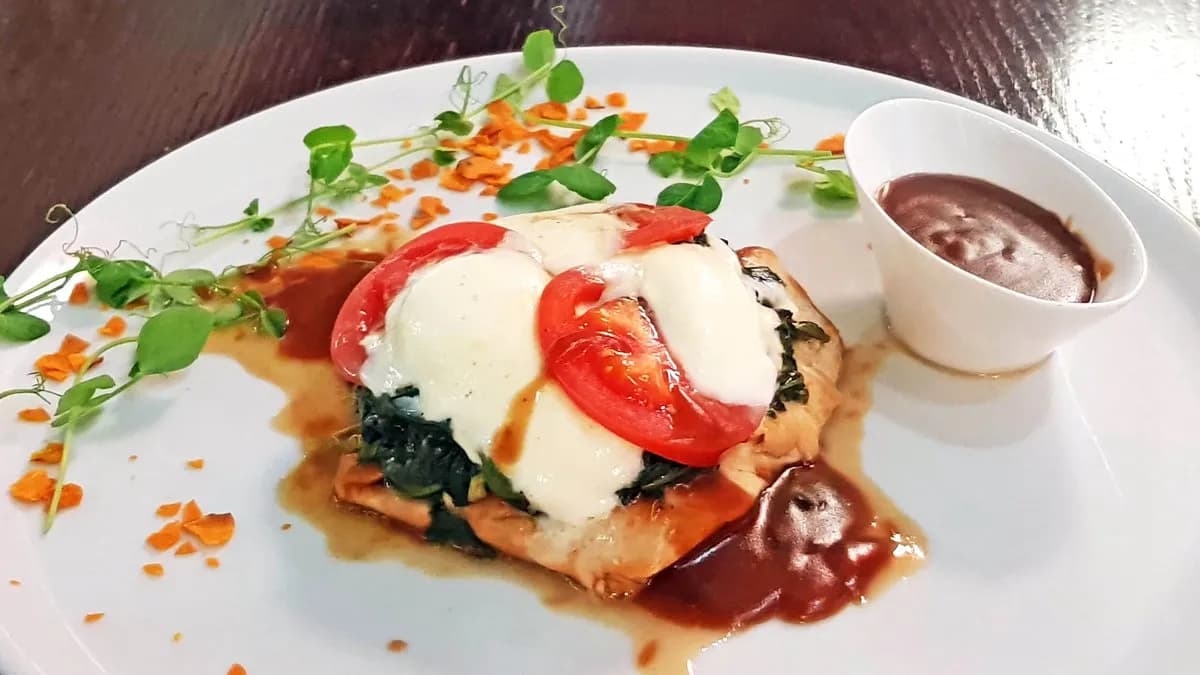 Petto di Pollo con Spinaci, Mozzarella e Pomodoro fresco in salsa al Vino Bianco