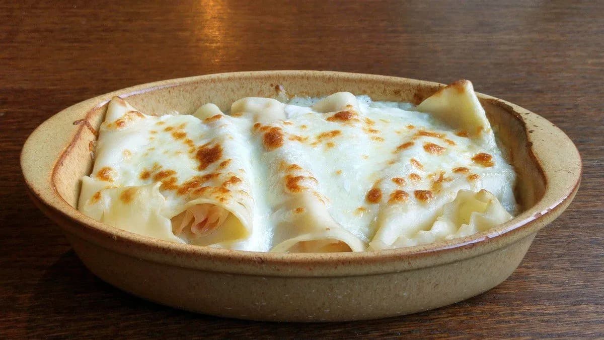 Mozzarellával és Sonkával töltött házi Cannelloni henger tészta, besütve