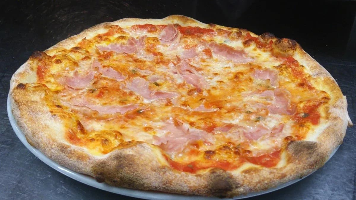 Prosciutto pizza