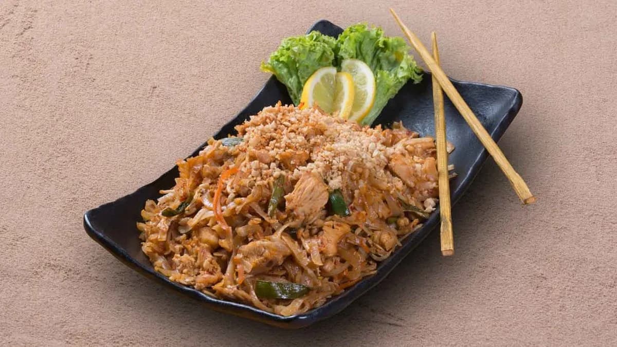 B2 Pad Thai Kai ( enyhén csípős)