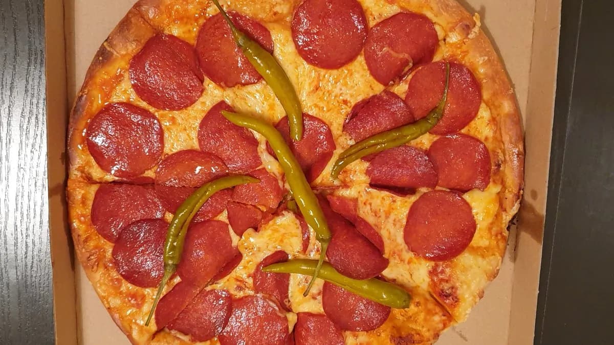 szalámi és pepperoni