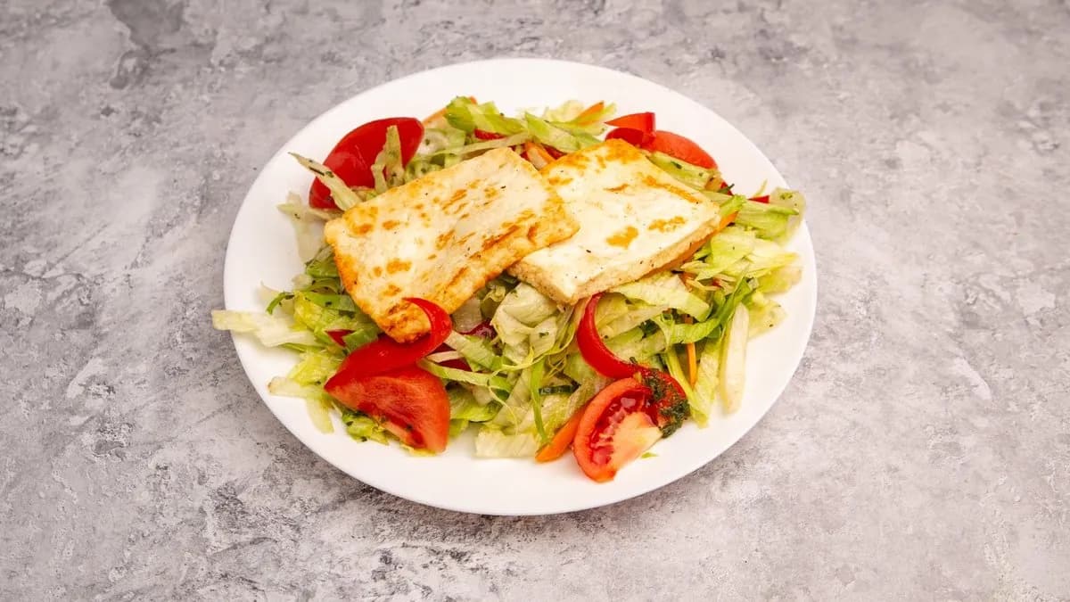 Grillsajt Pestós Saláta Ágyon