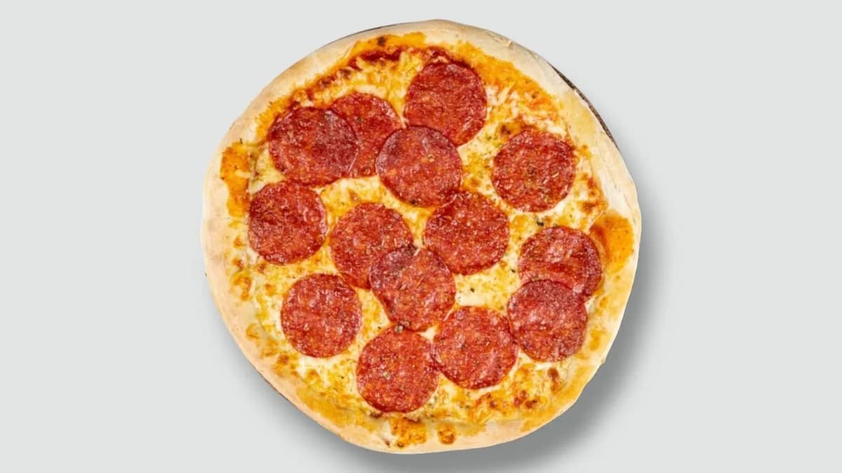 Szalámis-kukoricás pizza