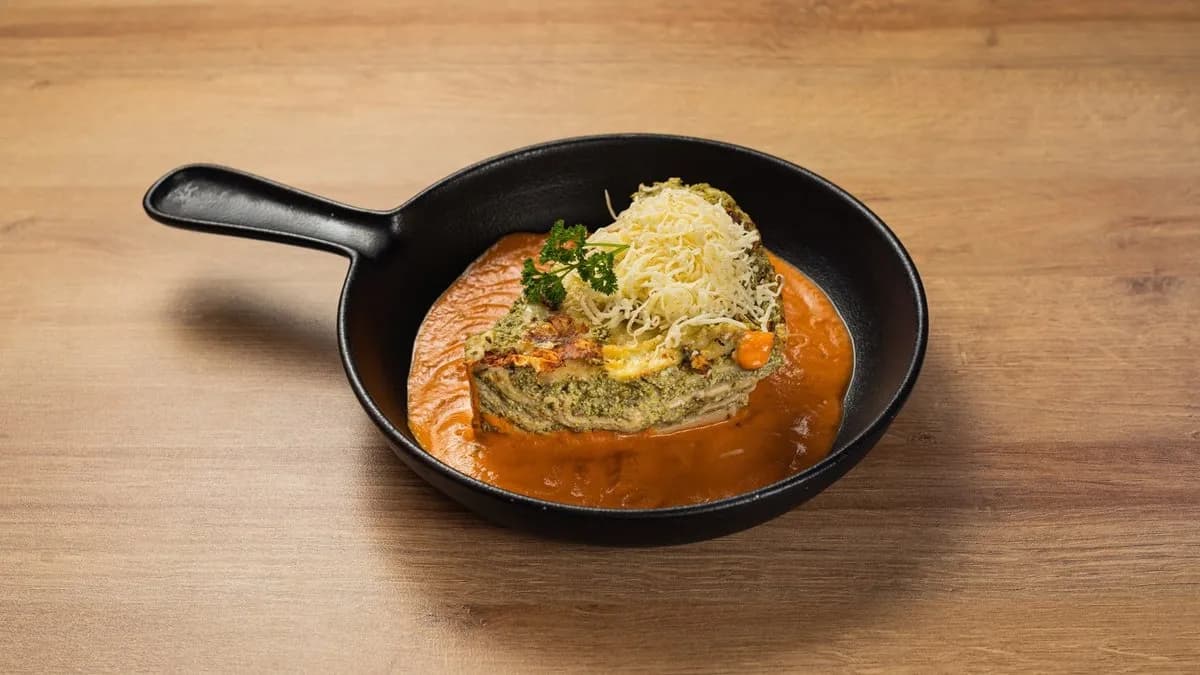 Spenótos-ricottás  palacsinta lasagne, pink pomodoro mártással