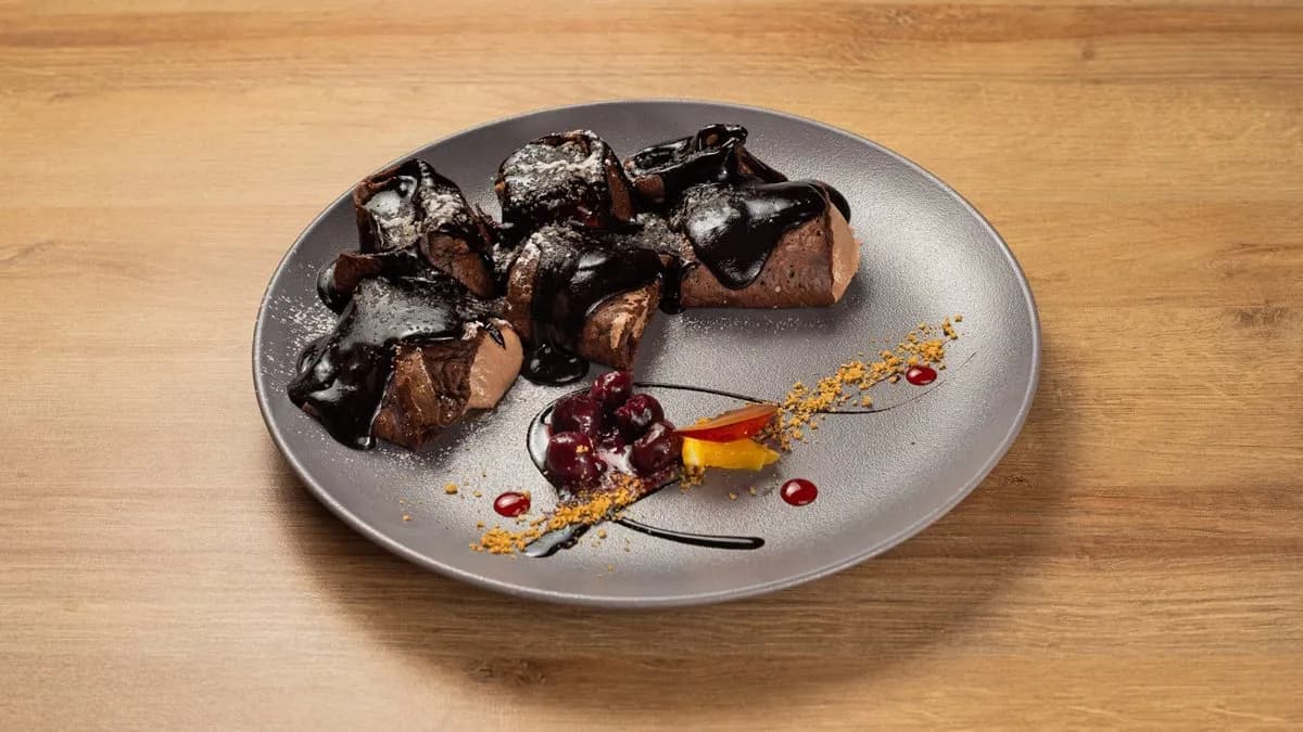 Meggyes csokoládéhabbal töltött kakaós óriáspalacsinta házi csokoládéöntettel