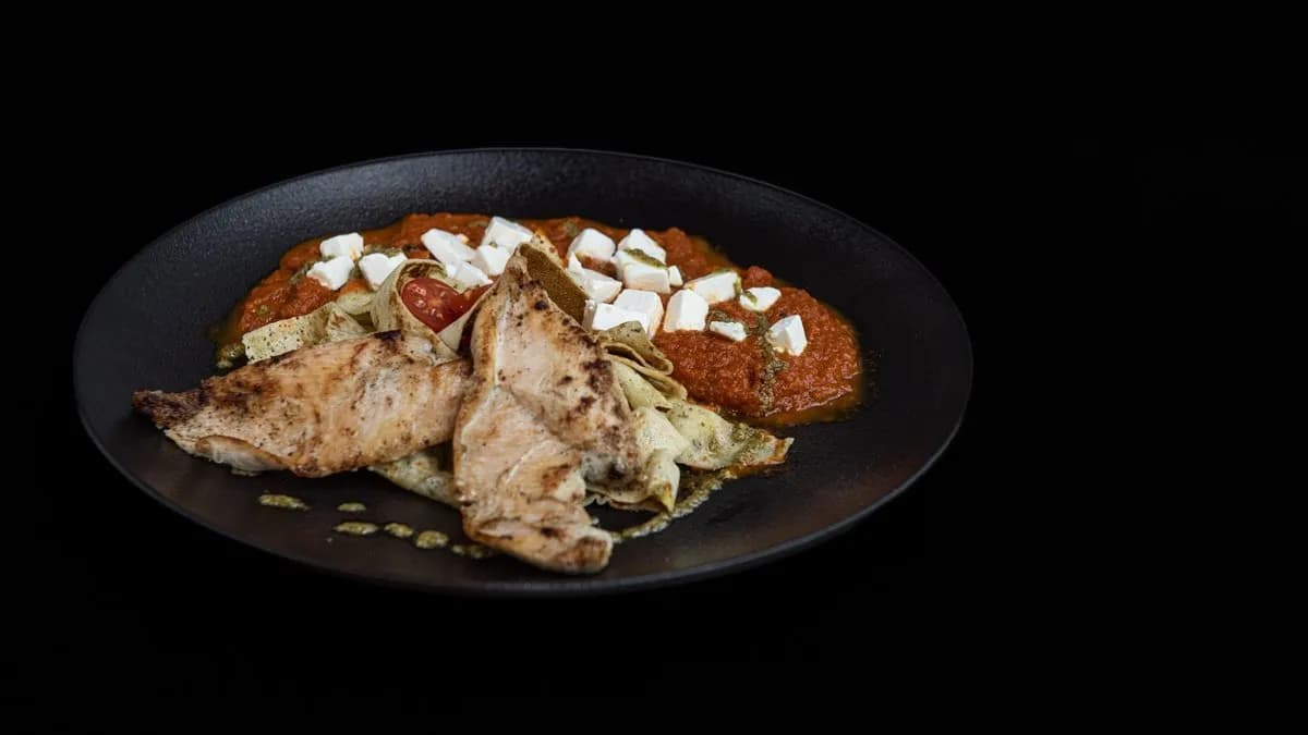 Toszkán paradicsommártás bazsalikomos palacsinta, feta kocka grillezett jérce