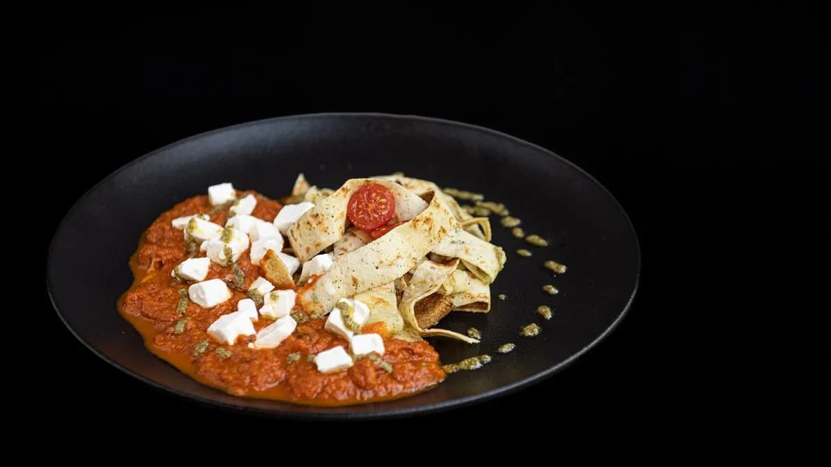 Toszkán paradicsommártás bazsalikomos palacsintával és feta kockákkal