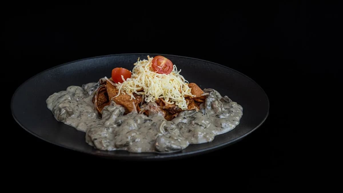 Kakukkfüves gombamártás fűszeres palacsintával és füstölt sajt szórással