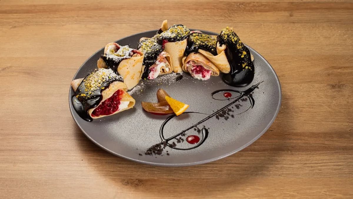 Málnás túrókrémmel töltött óriáspalacsinta házi csokoládéöntettel