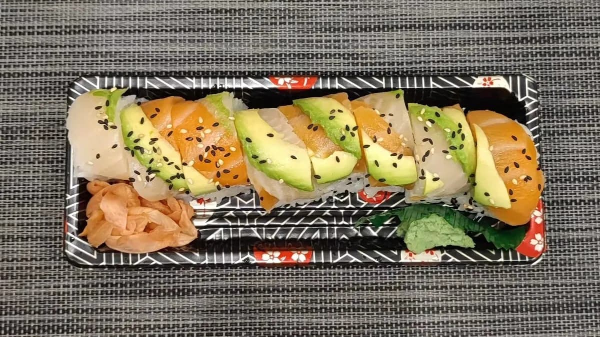 E71#Lazac,avokádó ,tilapia ,surimi,spicy majonéz 8db