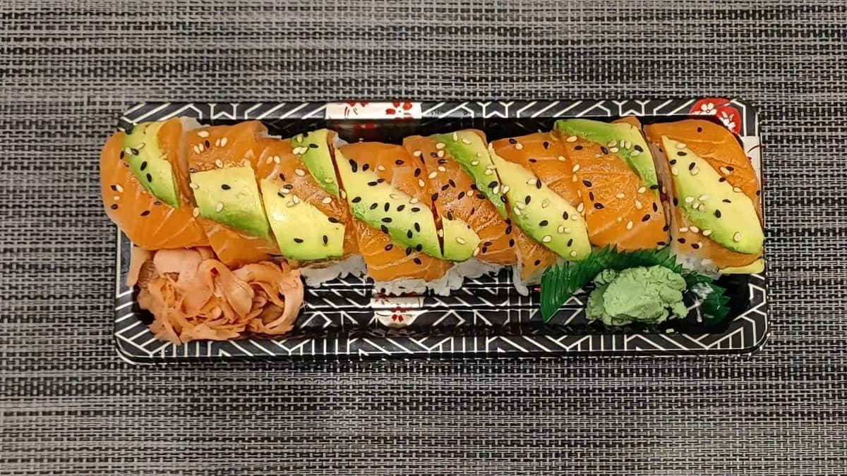 E90#Lazac,avokádó,omlett tojás,uborka,surimi,spicy majonéz8db