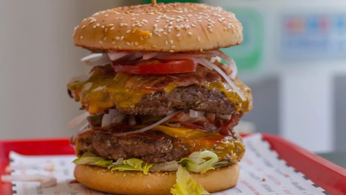 GIGA DOUBLEDECKER BURGER