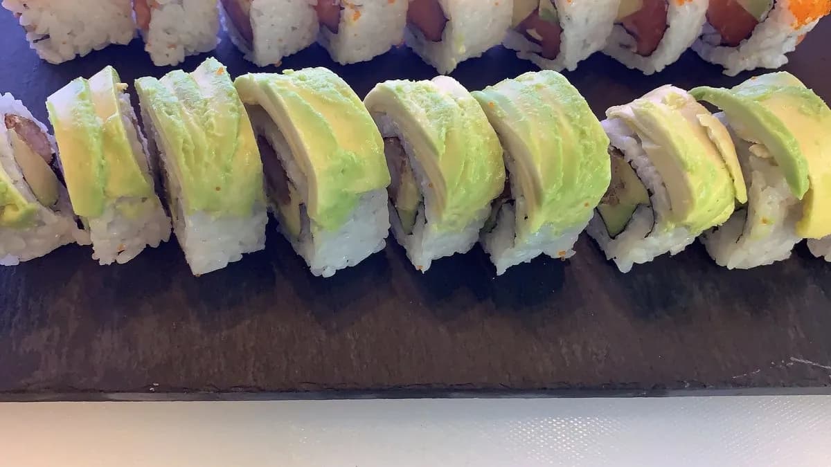 I11.Avokádó kifordított maki Inside Out ( 8 db) / Avocado cover roll