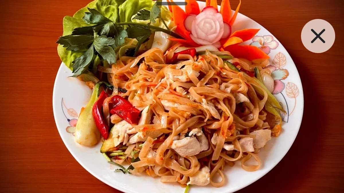 30F. Fried Noodle Duck/Pirított Tészta Kacsa​​​​​​​ ​​​​​​​​​​​​