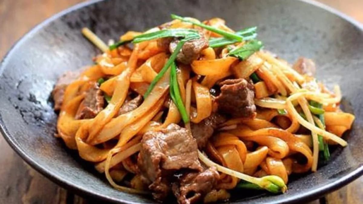 30B. Fried Noodle Beef/Pirított Tészta  Marha