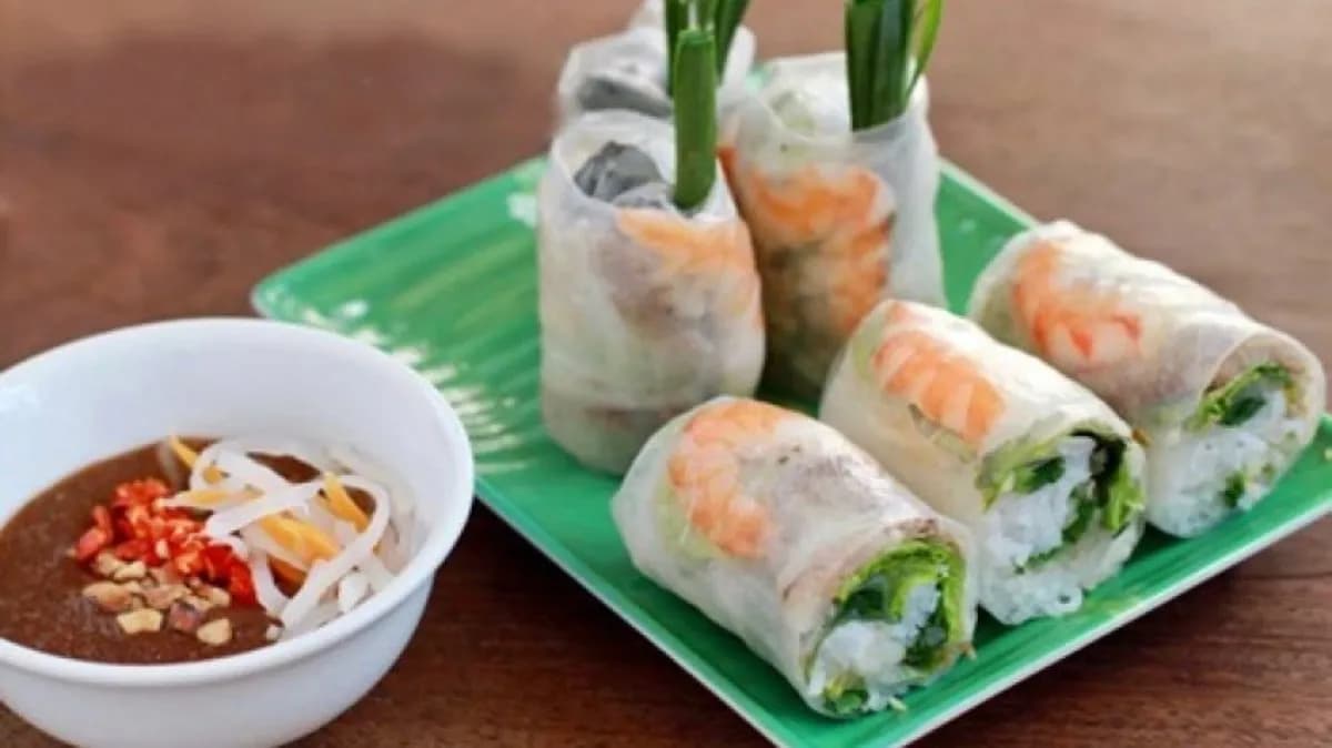 02. Shrimp summer rolls (2pcs)/ Nyári tekercs - Garnélarák (2db)