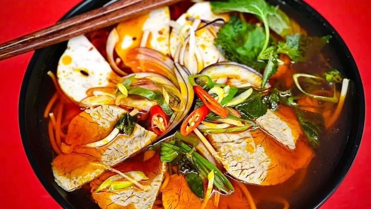 P4. Bún bò Huế​​ ( spicy soup)