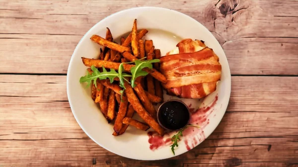 Baconos camembert tál