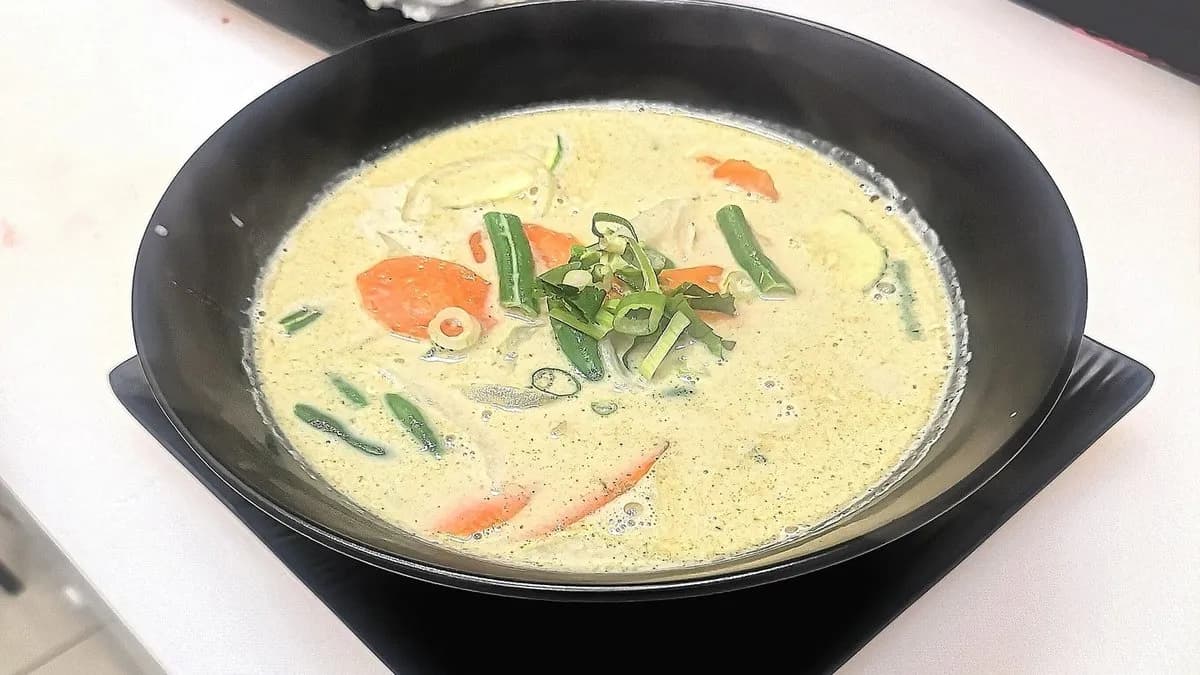 Zöld Curry Tál (fűszeres)