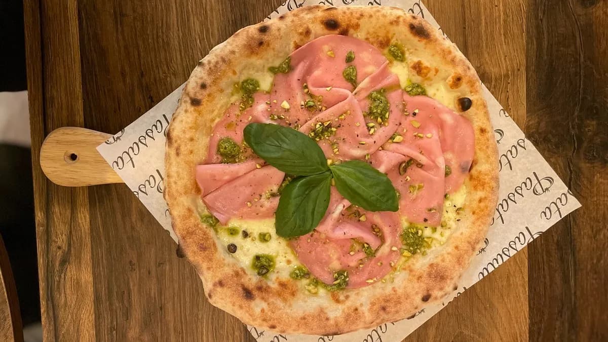 Pesto-pistacchio pizza