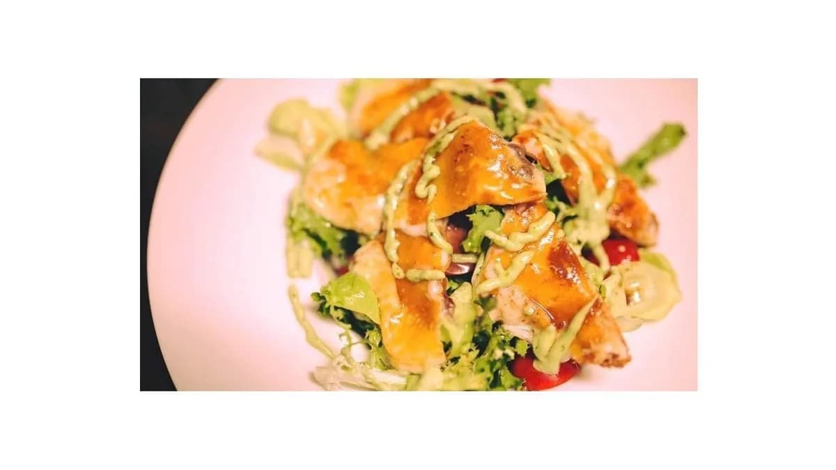 Szarvasgombás sült juhsajt saláta