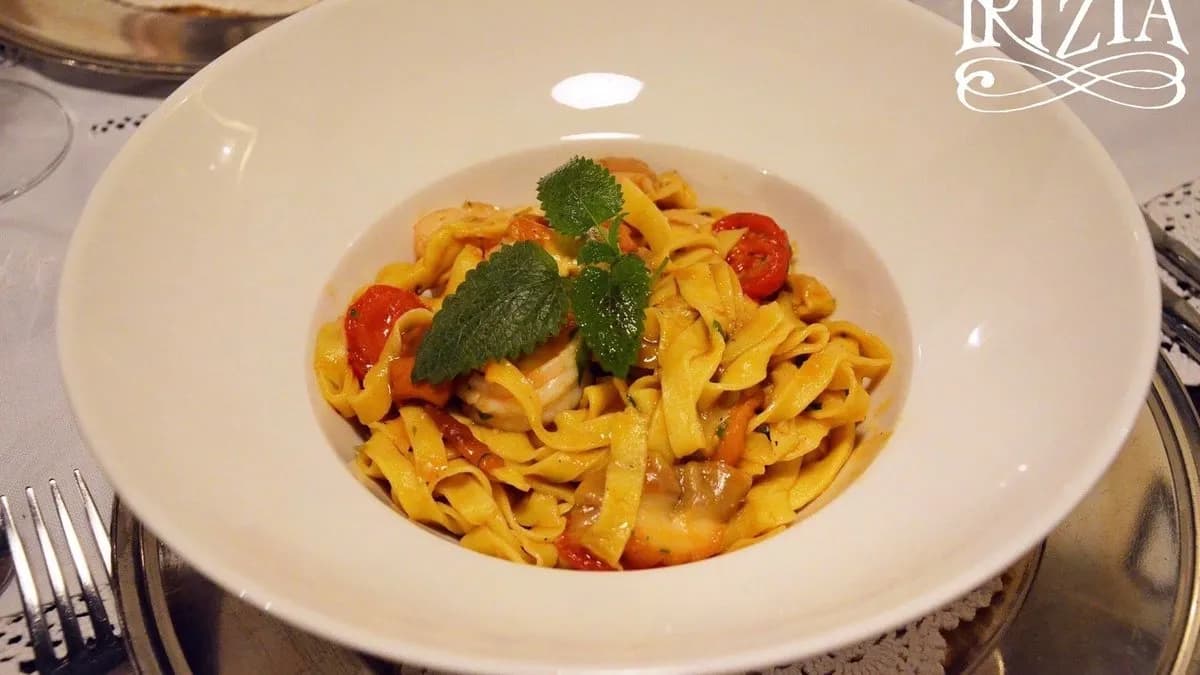 Házi széles metélt vargánya gombával és garnéla rákokkal